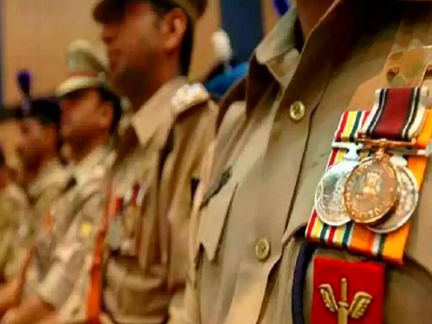 Medal of gallantry to 13 police personnel including one officer | एक अधिकाऱ्यासह 13 पोलीस कर्मचाऱ्यांना शौर्य पदक