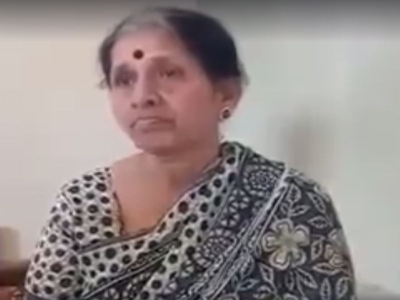 After the bomb blasts, Madha Kholi opened a complaint against the cookie | टीकेच्या भडिमारानंतर अखेर मेधा खोले यांनी स्वयंपाकिणीविरुद्धची तक्रार घेतली मागे
