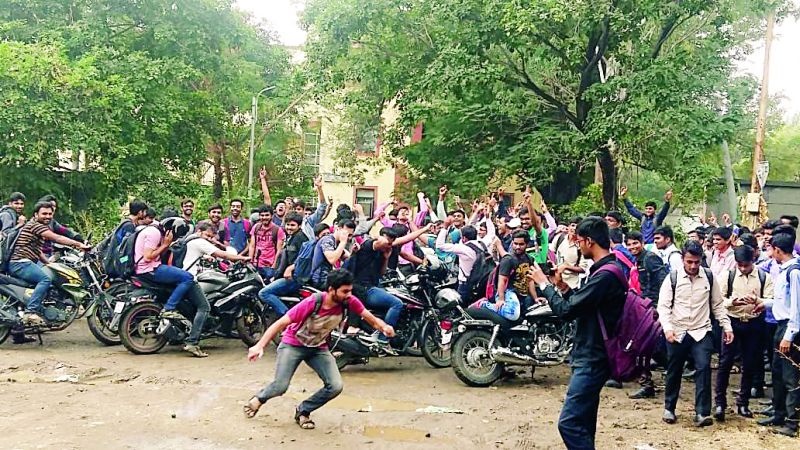 MBBS students' rages in front of '100' | ‘१००’ नंबरीसमोर एमबीबीएस विद्यार्थ्यांची हुल्लडबाजी