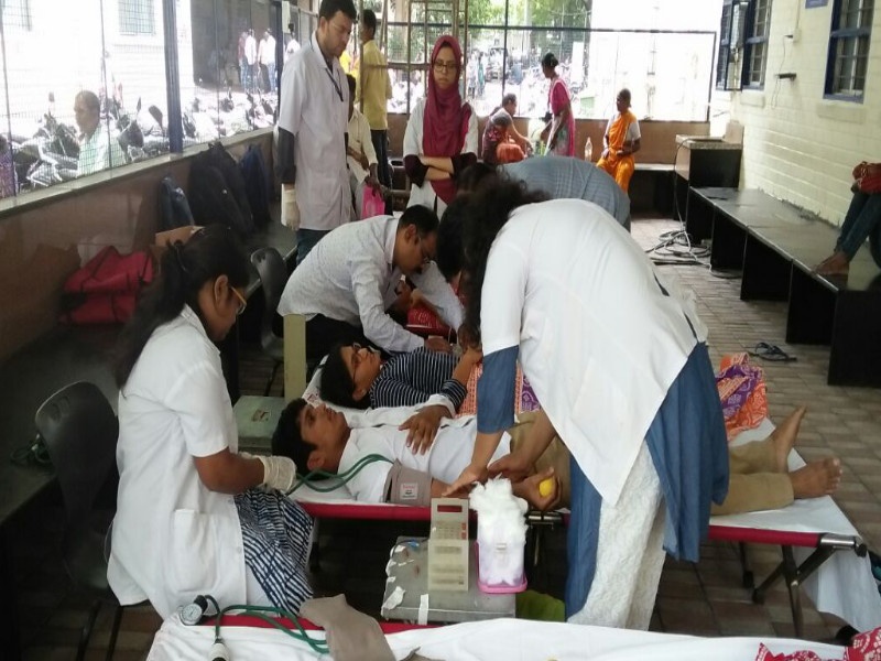intern doctors participated in strike by doing blood donation | पूण्यातील प्रशिक्षणार्थी डॉक्टरांचा रक्तदान करून संपात सहभाग 