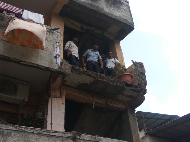 The elderly woman collapsed in Meera Bhayander with the gallery of the building | मीरा भाईंदरमध्ये इमारतीच्या गॅलरीसहीत वृद्ध महिला खाली कोसळली