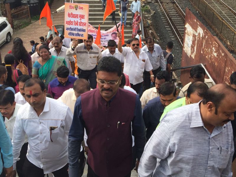 Shiv Sena's movement to remove hawkers in Mira Road-Bhayander railway station | मीरा रोड-भाईंदर रेल्वे स्थानक परिसरातील फेरीवाले हटवण्यासाठी शिवसेनेचे आंदोलन