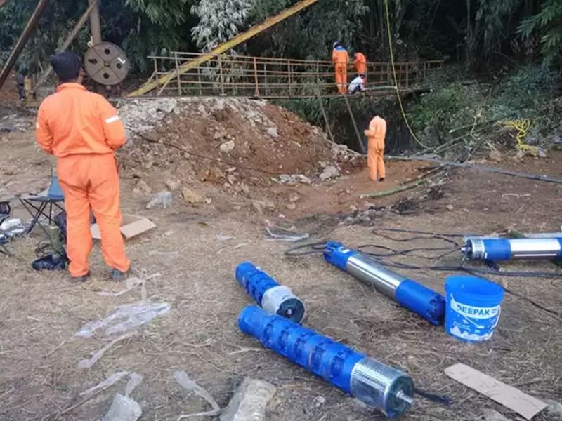 meghalaya navy has recovered a body from the illegal coal mine at east jaintia hills | मेघालयमधील खाणीत अडकलेल्या कामगाराचा मृतदेह 36 दिवसांनंतर सापडला