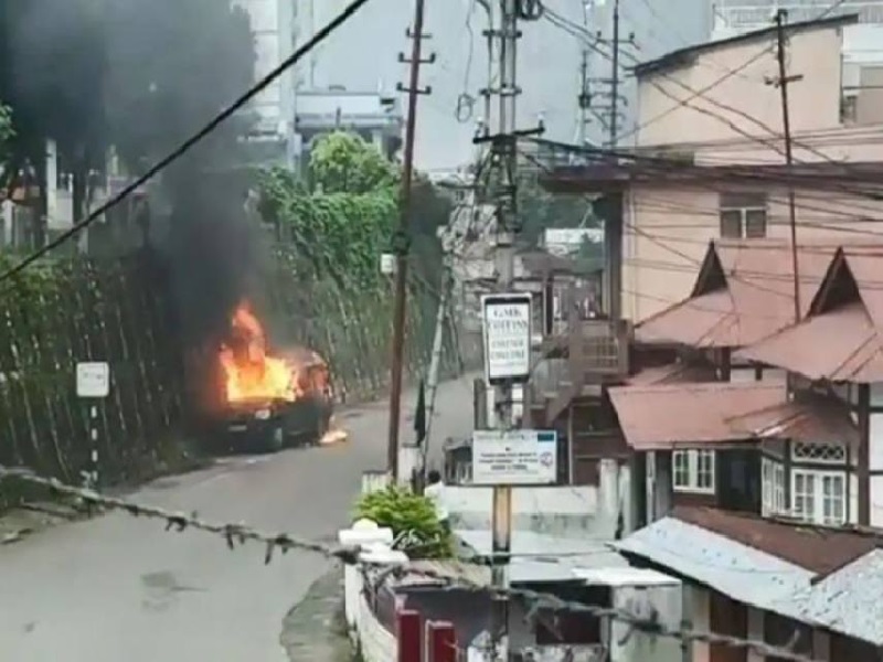 Meghalay: Petrol bomb attack on meghalay CM's residence, two-day curfew imposed | Meghalay: मुख्यमंत्र्यांच्या खासगी निवासस्थानावर पेट्रोल बॉम्बने हल्ला, दोन दिवसांची संचारबंदी लागू