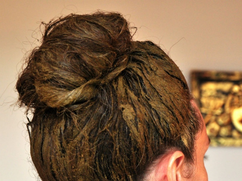 Almond oil with henna benefits for hair | मेहंदीमध्ये फक्त 'हा' पदार्थ एकत्र करा; म्हातारपणातही पांढरे होणार नाहीत केस