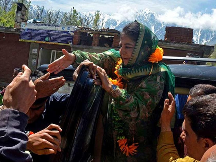 Kashmir: Date changed, politics heated up in snowfall | काश्मीर: तारीख बदलली, बर्फवृष्टीत राजकारण आणखी तापले