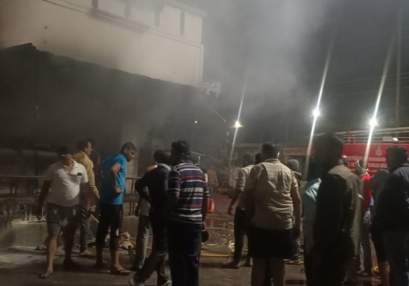 Fire at Sweet Mart in Mehkar, loss of lakhs | मेहकरात स्वीट मार्टला आग, लाखाेंचे नुकसान