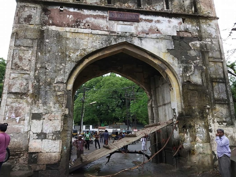 Mahmud gate residues shudder; Historical Fury of the Municipal Corporation | मेहमूद गेटचे अवशेष निखळले; इतिहासतज्ज्ञांचा महापालिकेवर रोष