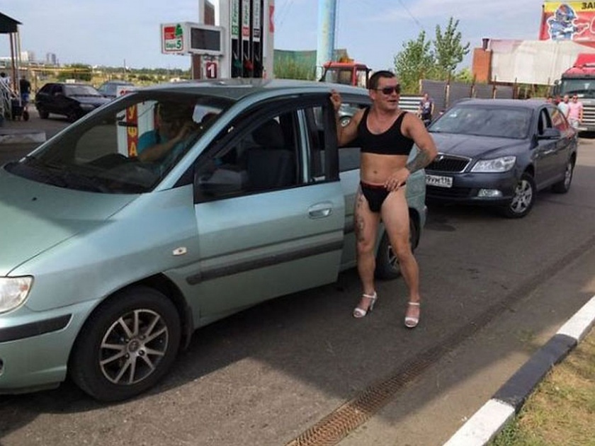 Russian gas station free fuel bikini pics goes viral | बिकीनी घालून पुरूष फुकटात 'पेट्रोल' घेऊन गेले ना भौ, तुम्ही काय बघताय?