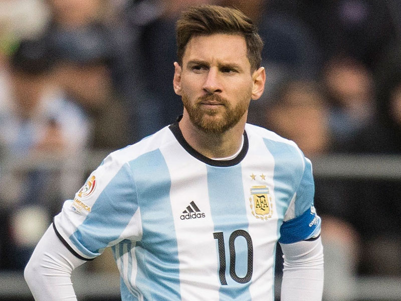 Messi is away from the field for three weeks due to injuries | दुखापतीमुळे मेस्सी तीन आठवडे मैदानापासून दूर