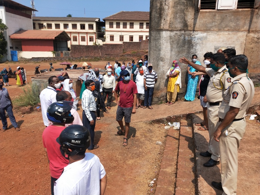 Mess at Mistry High School Vaccination Center in Ratnagiri, police intervention | रत्नागिरी येथील मिस्त्री हायस्कूल लसीकरण केंद्रावर गोंधळ, पोलिसांचा हस्तक्षेप