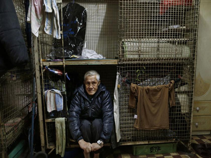 Poor people in hongkong lives in metal cage | इथे जनावरांप्रमाणे पिंजऱ्यात राहतात लोक, कारण वाचून व्हाल थक्क!