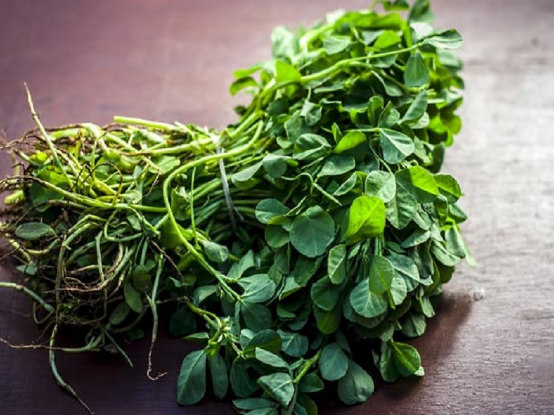 eat lots of healthy leafy vegetables fenugreek spinach for 10 rupees | पुणे: भरपूर खा आरोग्यदायी पालेभाज्या; मेथी, पालक १० रुपयांना जुडी!