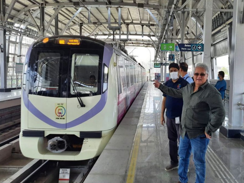Actor Mahesh Kothare visit to Pune Metro Appreciated and traveled | Pune Metro: अभिनेते महेश कोठारे यांची पुणे मेट्रोला भेट