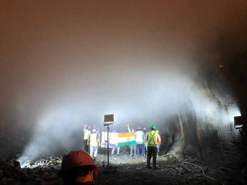 Indian 'flag' in Pune metro tunnel; Work completed till civil court | Video : पुण्यात मेट्रोच्या बोगद्यात फडकला 'तिरंगा' ; सिव्हिल कोर्टपर्यंत काम पूर्ण