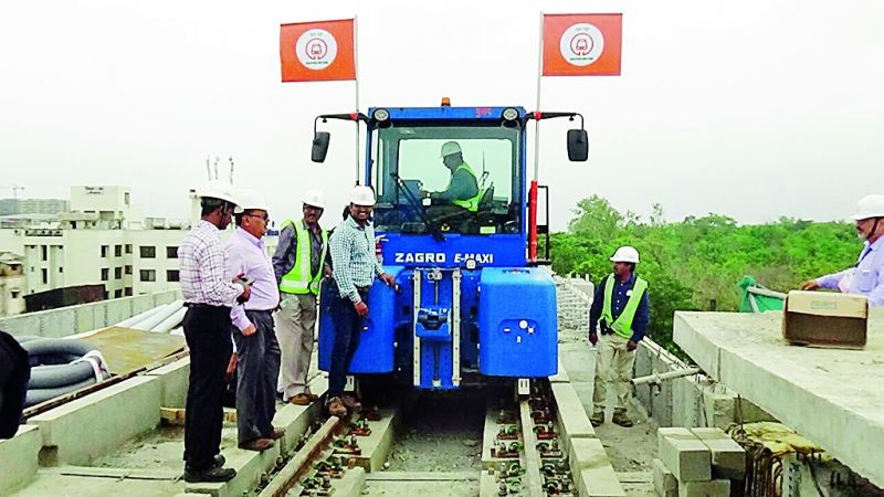 Nagpur metro track inspection by buland shutter engine | बुलंद शटर इंजिनने केली नागपूर मेट्रो ट्रॅकची पाहणी 