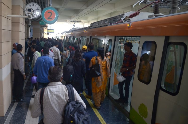 Mumbai : Due to technical snag, one Metro train has been withdrawn from services | घाटकोपर-वर्सोवा रोडदरम्यान मेट्रो रेल्वेमध्ये तांत्रिक बिघाड
