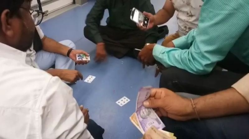 Gambling in Nagpur Metro : 'Celebration on Wheels' facility in problem | नागपूर मेट्रोत जुगार अन् धांगडधिंगा : ‘सेलिब्रेशन ऑन व्हिल्स’ सुविधेची ‘ऐसीतैसी’