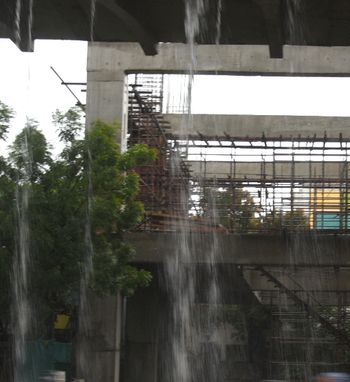 Rainwater leak from metro bridge | मेट्रो पुलावरून पावसाच्या पाण्याची गळती