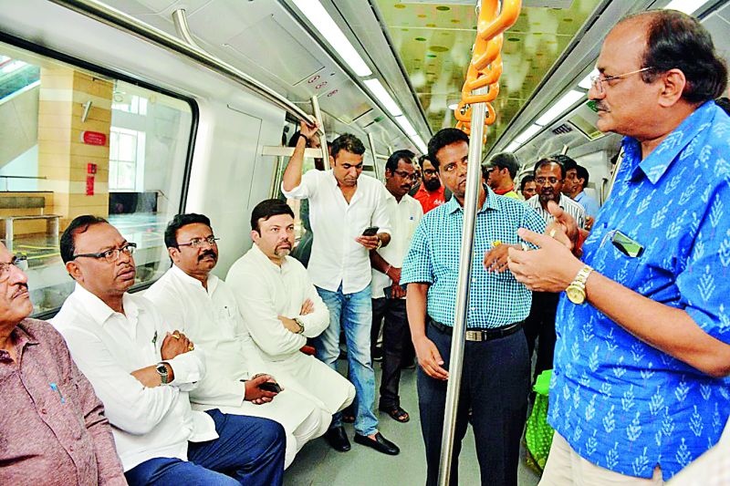 Metro Journey experienced by the people's representatives in Nagpur | नागपुरात लोकप्रतिनिधींनी अनुभवली मेट्रो सफर 