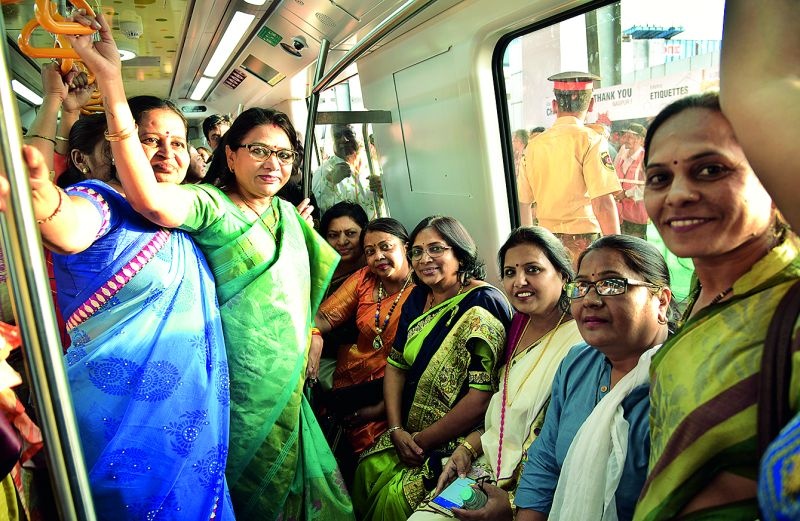 Nagpur got new equipment for transport: Women's rush in the Joy Ride of Metro Railway | नागपूरकरांना वाहतुकीचे नवे साधन मिळाले : मेट्रो रेल्वेच्या जॉय राईडमध्ये महिलांची गर्दी