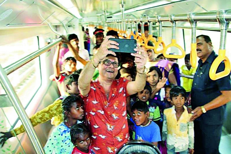 Travel by metro train in Nagpur, children, adults happy | नागपुरात  मेट्रो रेल्वेच्या प्रवासाने मुले, वयस्क आनंदी