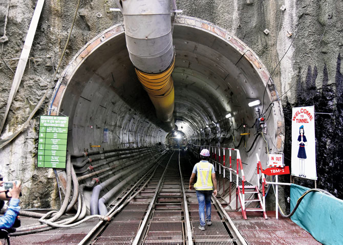 Half Mumbai collapses for Metro-3; More than half the spacing work done | मेट्रो-३ साठी अर्धी मुंबई पोखरली; निम्म्याहून अधिक भुयारीकरणाचे काम पूर्ण