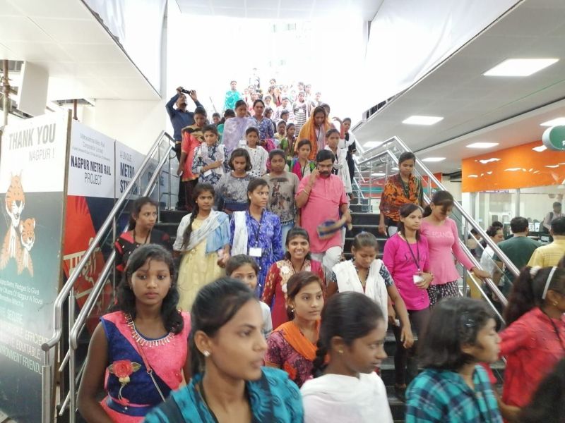Savitri's daughters do metro travel in Nagpur! | नागपुरात सावित्रीच्या लेकींचा मेट्रो प्रवास!