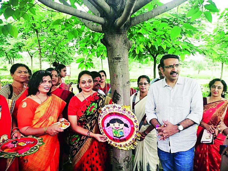Women erect eco-friendly trees in Nagpur | नागपुरात महिलांनी झाडांना बांधल्या इको फ्रेंडली राख्या