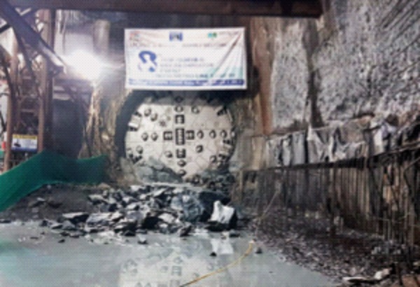 Underground Metro 3's Churchgate to Hutatma Chowk 648 m long underground has been completed | भुयारी मेट्रो ३ चे चर्चगेट ते हुतात्मा चौक ६४८ मीटर लांब भुयारीकरण झाले पूर्ण