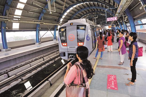 Sari caught in the gate of the Metro; The woman has gone astray | मेट्रोच्या दरवाज्यात साडी अडकली; महिला फरफटत गेली