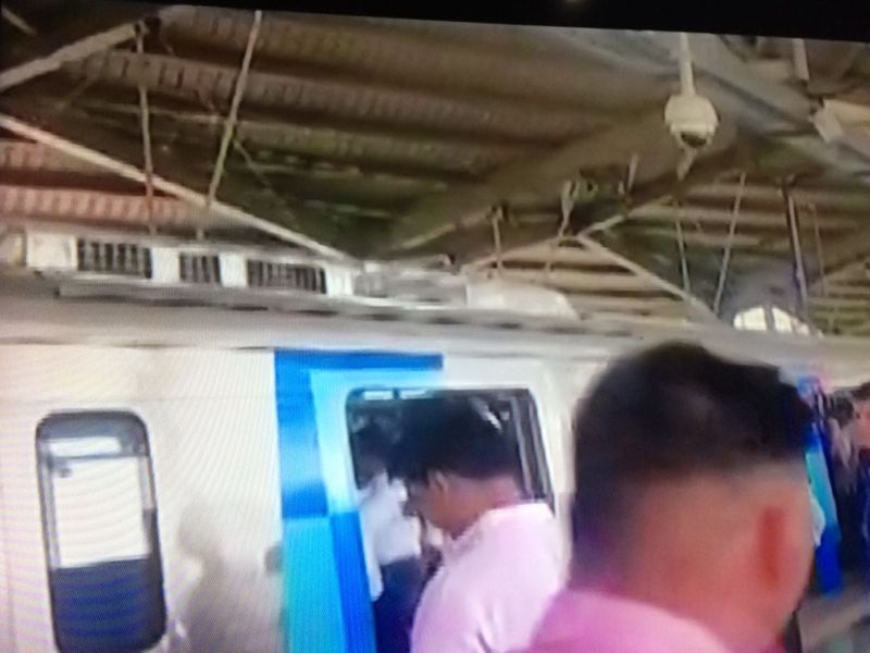 Mumbai Metro trains running late due to technical fault on Western express highway station | मुंबई मेट्रोचा दरवाजा उघडा राहिल्याने वाहतुकीचा खोळंबा; प्रवाशांना मनस्ताप