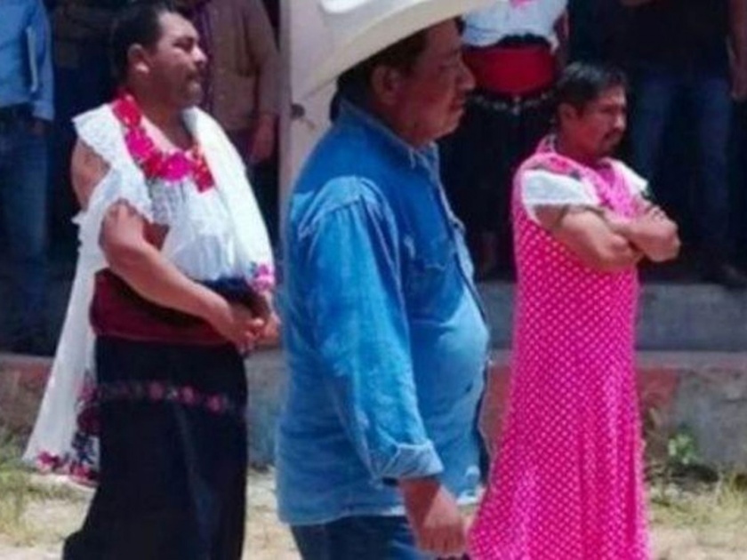 Mexican mayor paraded through town in Woman's clothes as he failed promises | Video : आश्वासनांचा विसर महापौरांना पडला महाग, महिलांचे कपडे नेसवून लोकांनी काढली धिंड