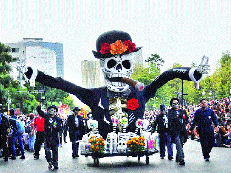 Mexico's 'Day of the Dead', the tradition of many years | मेक्सिकोत ‘डे आॅफ द डेड’, अनेक वर्षांपासूनची ही परंपरा