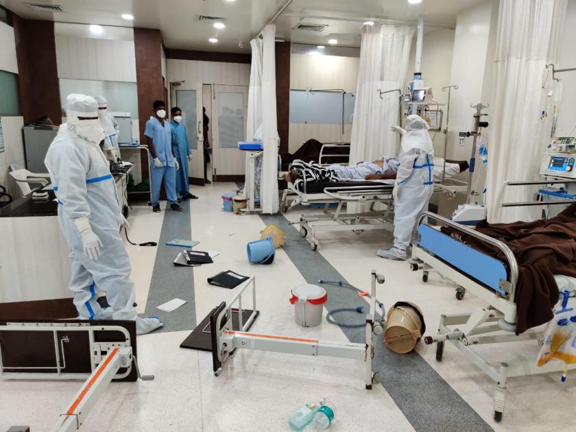 coronavirus : Shocking! Relatives beat female doctor after patient's death; Hospital vandalism | धक्कादायक ! रुग्णाच्या मृत्यूनंतर नातेवाईकांची महिला डॉक्टरांना मारहाण; रुग्णालयात तोडफोड