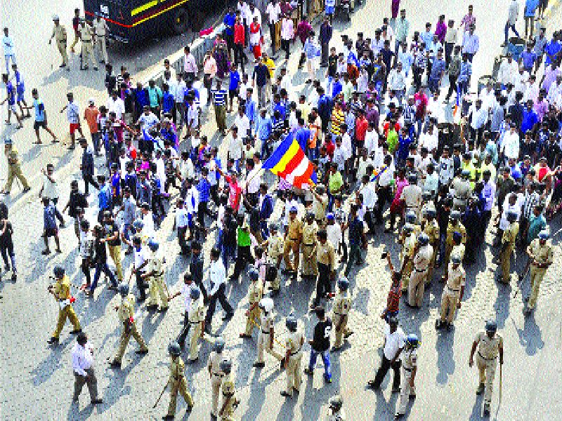  'Maharashtra Bandh' started violently in Mumbai, stone-throwing at the police station | ‘महाराष्ट्र बंद’ला मुंबईत लागले हिंसक वळण, पोलीस ठाण्यावर दगडफेक