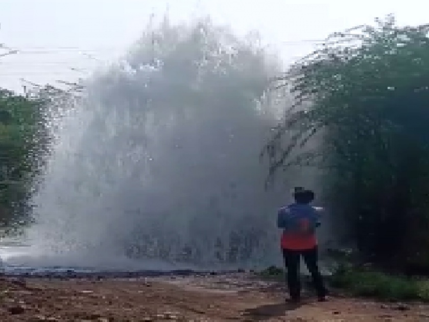 Valve of main pipeline of Takari scheme burst in Sangli, water was wasted | सांगली: ताकारी योजनेच्या मुख्य पाईपलाईनचा व्हॉल्व्ह फुटला, लाखो लिटर पाणी वाया 