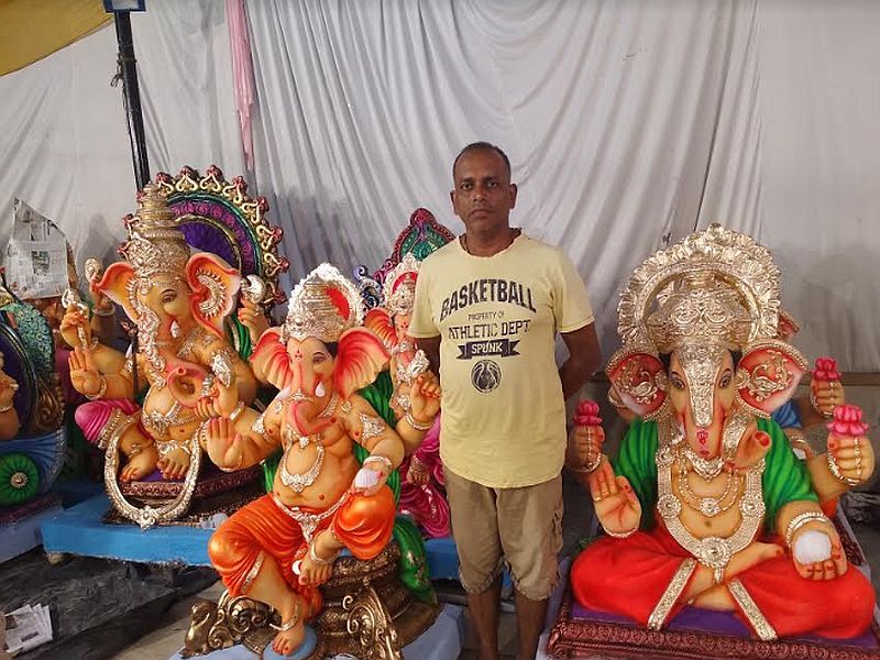 Effect of flood in Kolhapur, Sangli area on Goa idol sellers | कोल्हापूर, सांगली भागातील पुराचे परिणाम गोव्यातील मूर्ती विक्रेत्यांवर 