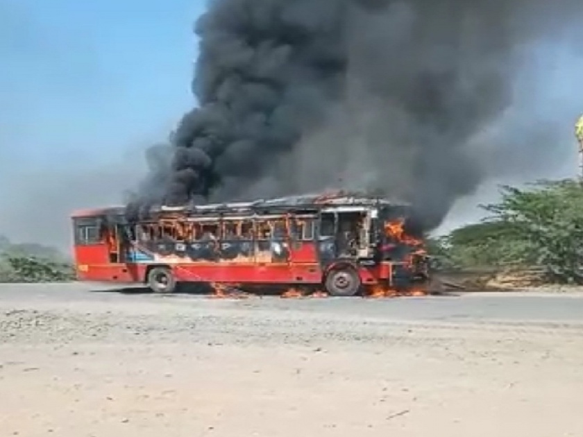 Satara-Solapur ST bus caught fire, accident near Dhuldev satara district | भीषण आगीत सातारा-सोलापूर एस.टी.बस जळून खाक, धुळदेवजवळ दुर्घटना; अन् ४४ प्रवाशांचे जीव वाचले
