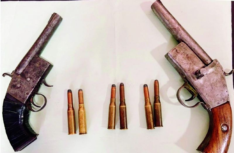 two arrested with two desi pistol and six cartridges | नांदगाव शिवारात देशी कट्ट्यांसह सहा जिवंत काडतुसे जप्त, दाेघांना अटक