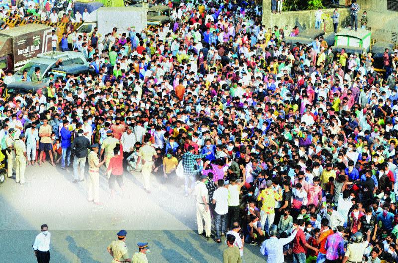 Thousands of laborers flock outside Bandra station; Three-thirds of the shutdown | हजारो मजुरांच्या गर्दीने वांद्रे स्टेशनबाहेर गोंधळ; संचारबंदीचे तीनतेरा