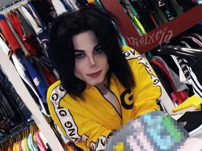 Fan spends over 21 lakhs on cosmetic procedures to become the ultimate Michael Jackson impersonator | जबरा फॅन! मायकल जॅक्सनसारखं दिसण्यासाठी केल्या ११ सर्जरी, २१ लाख रूपये केले खर्च!