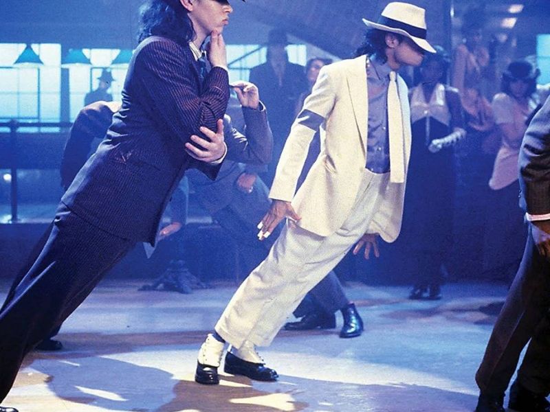 Secret behind Michael Jackson's gravity-defying dance move | मायकल जॅक्सनचं ४५ डिग्री झुकण्याचं गुपित, शूजमध्ये होती ही व्यवस्था!