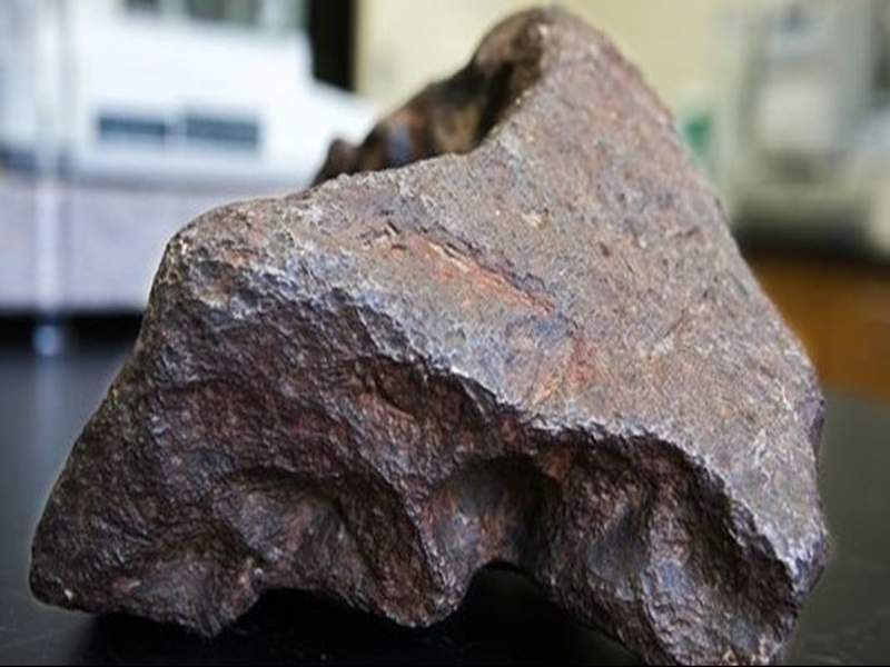 Rock used as Michigan man's doorstop is actually a meteorite worth $100K | डोअरस्टॉप म्हणून वापरलेला 'तो' दगड होता १ लाख डॉलरचा