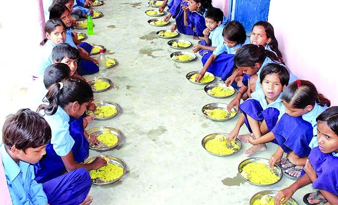 Deprived of students from midday meal | मध्यान्ह भोजनापासून विद्यार्थी वंचित