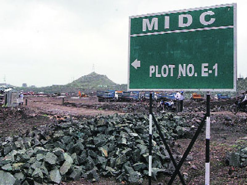 Roads in the MIDC are gone | एमआयडीसीतील रस्ते गेले खड्ड्यात