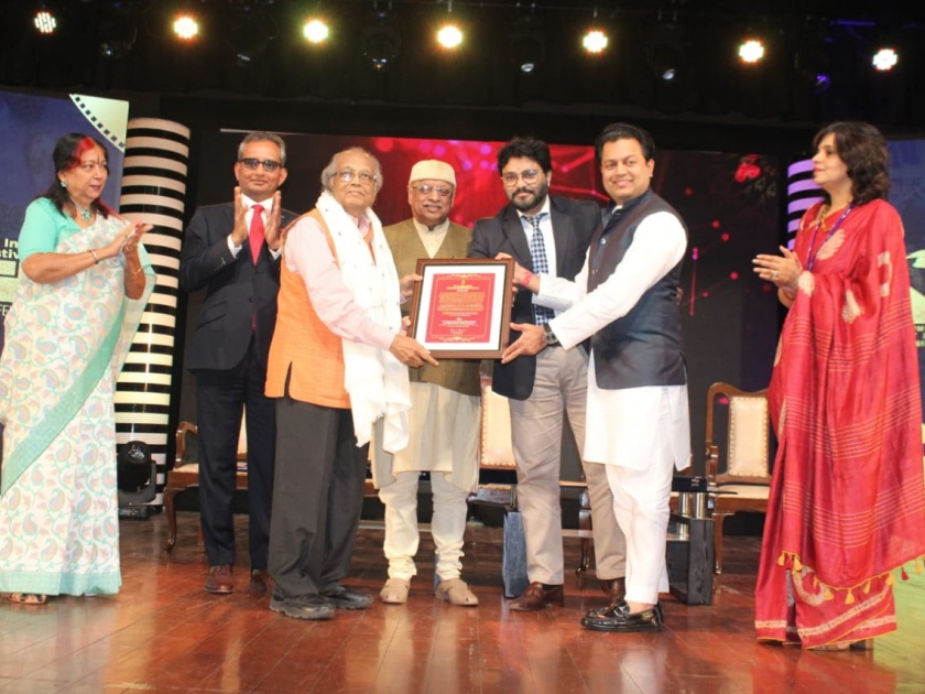 Dr. V Shantaram Jeevan Gaurav Award Provided to Krishnaswamy | डॉ. व्ही. शांताराम जीवनगौरव पुरस्कार एस. कृष्णस्वामी यांना प्रदान