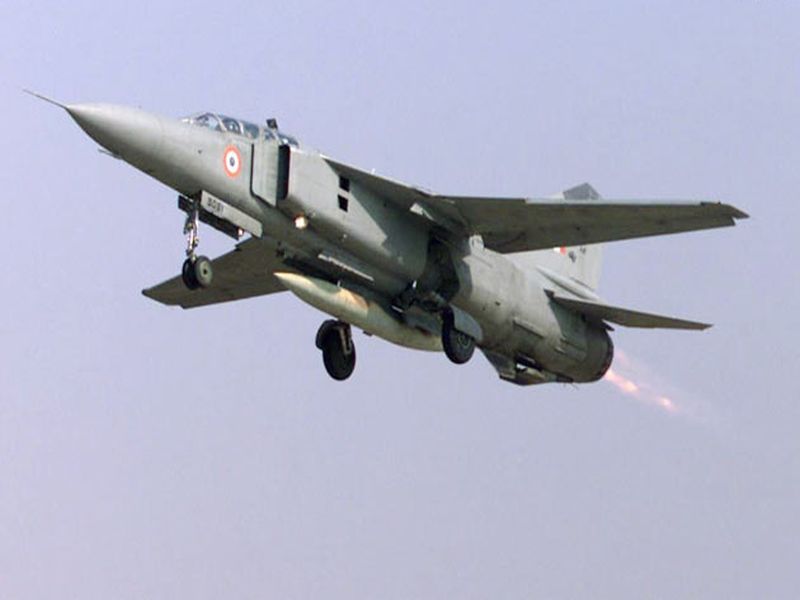 mig 27 indian air force plane crashes in rajasthan jaisalmer pilot ejects | हवाई दलाचं मिग-27 विमान जैसलमेरमध्ये कोसळलं; पायलट सुरक्षित