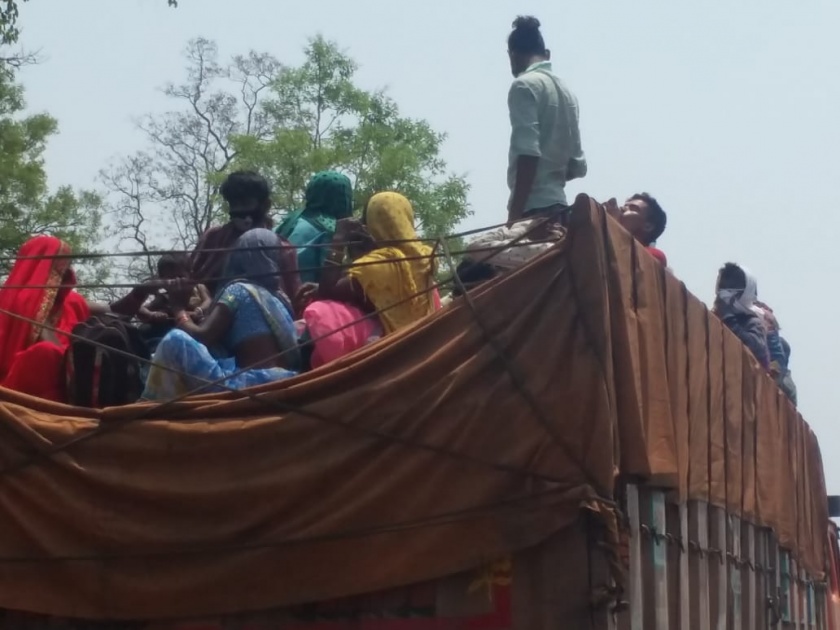 at border of Chhattisgarh- helping migrant workers | छत्तीसगडच्या सीमेवर मजुरांना मदतीचा हात देण्याच्या प्रयत्नाची एक गोष्ट