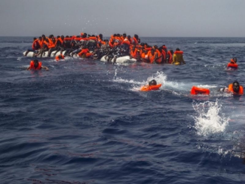 50 immigrants die in the Mediterranean Sea | भूमध्यसागरात ५० निर्वासितांचा बुडून मृत्यू